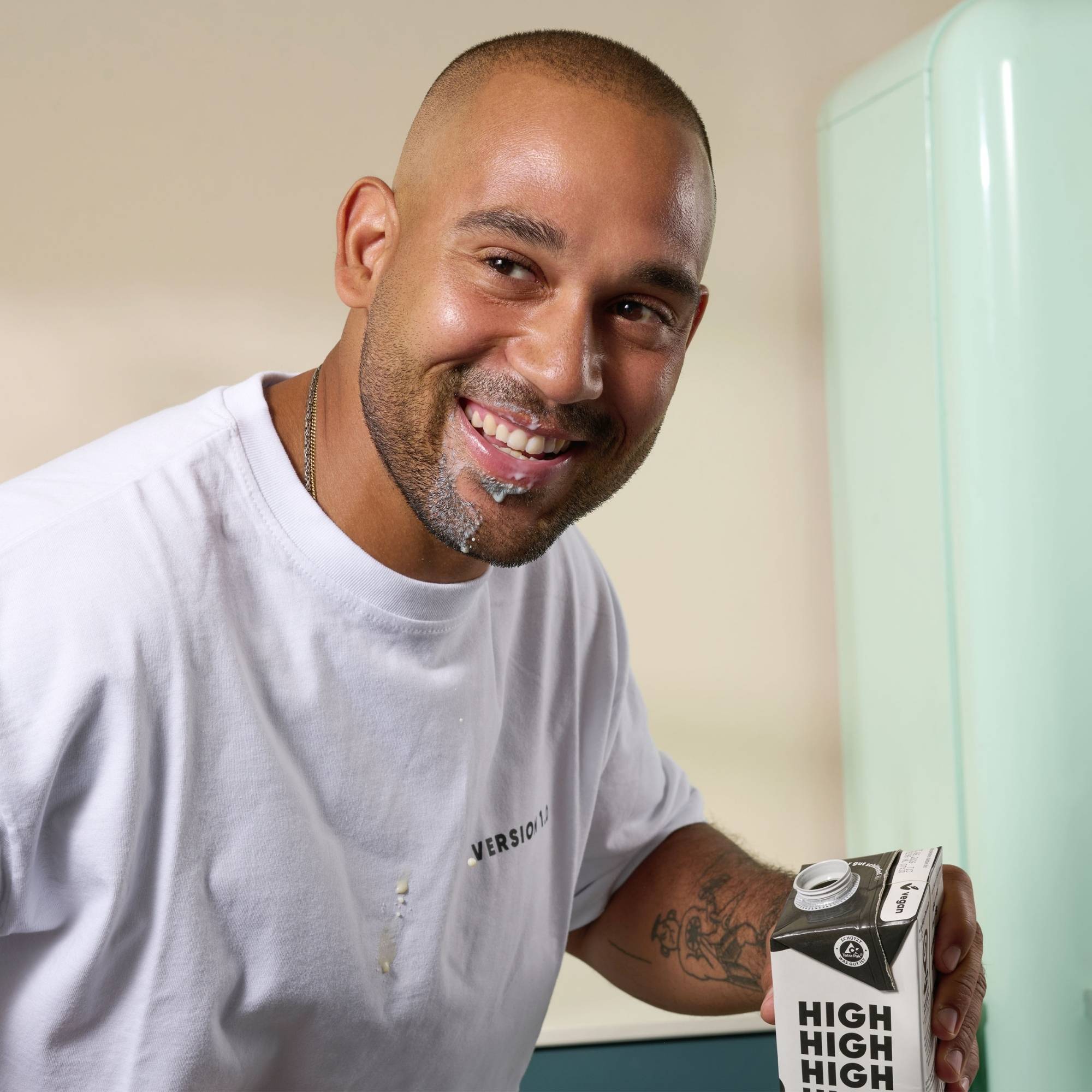 Mensch trinkt vly High Protein aus Tetrapack