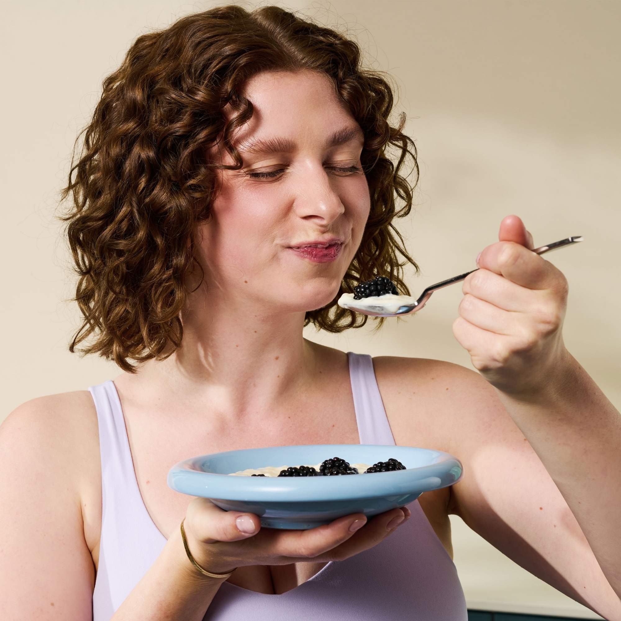 Mensch genießt No Milk zum Frühstück