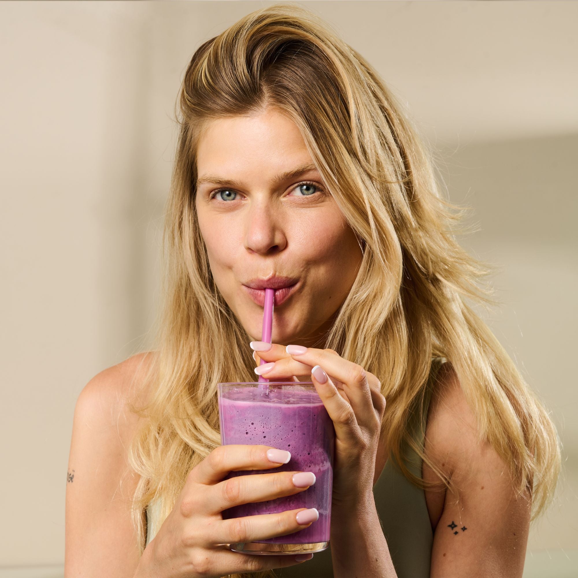 Mensch trinkt Smoothie