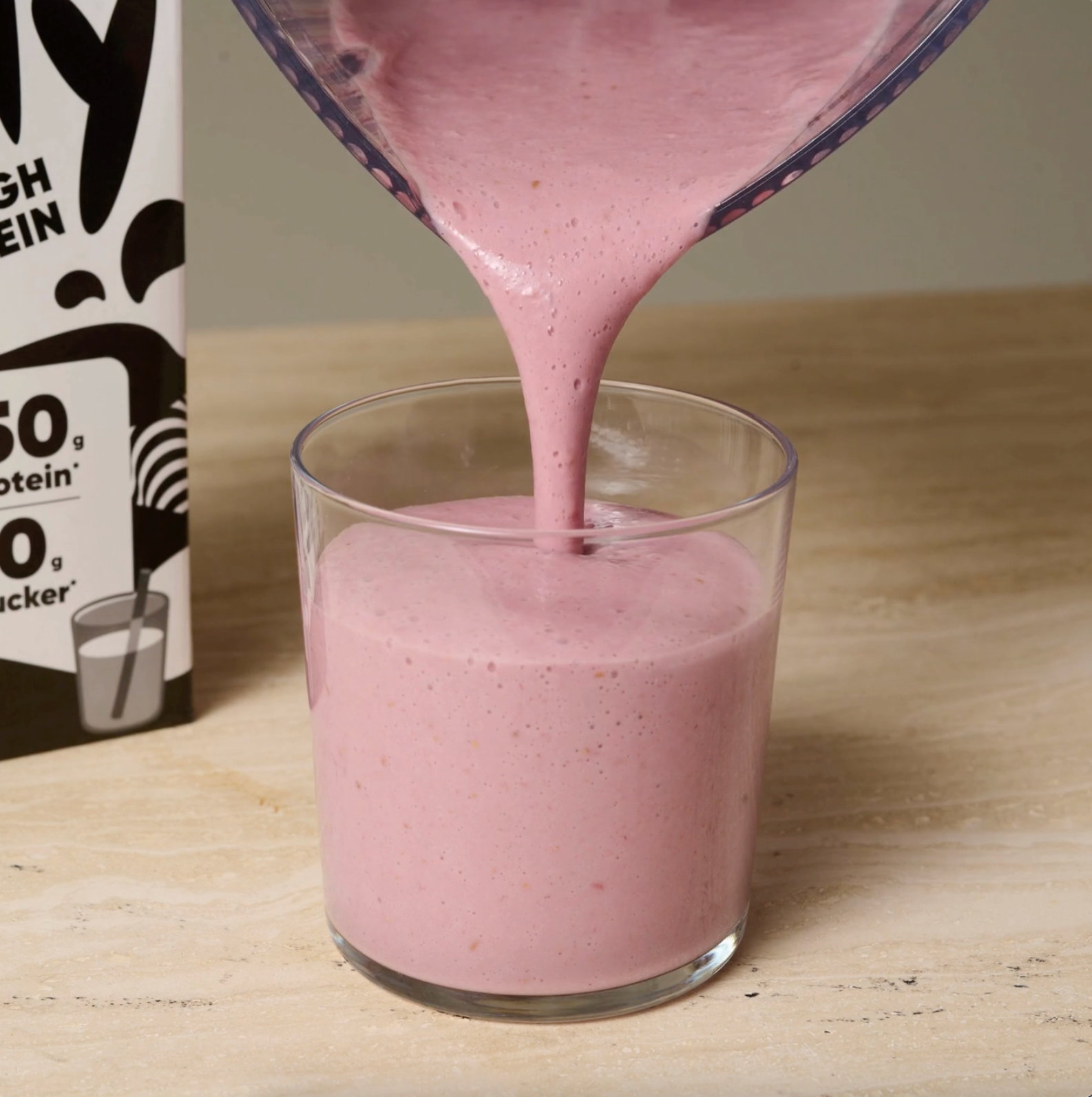 Smoothie in Glas gegossen