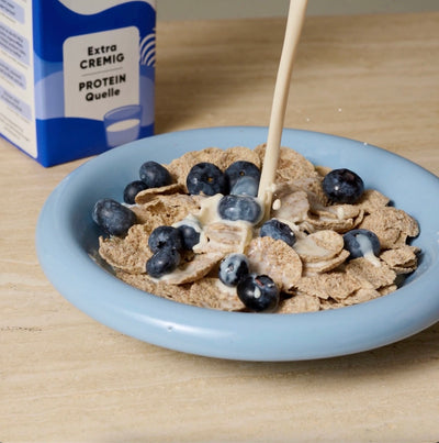 vly No Milk Video, Milch wird auf Cornflakes gegossen